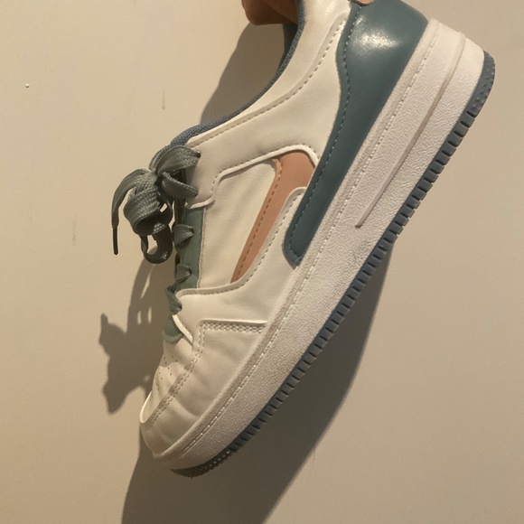 Women’s Spring Sneakers | Refresh - Picture 2 of 4